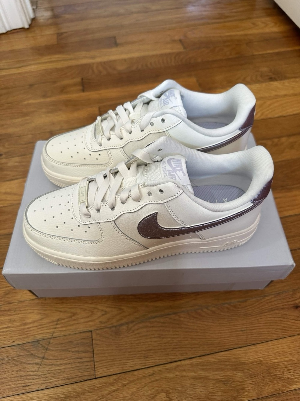 *Slightly Used* Nike Air Force Women White Purple (DV7470-100) Size 8W - Picture 2 of 11